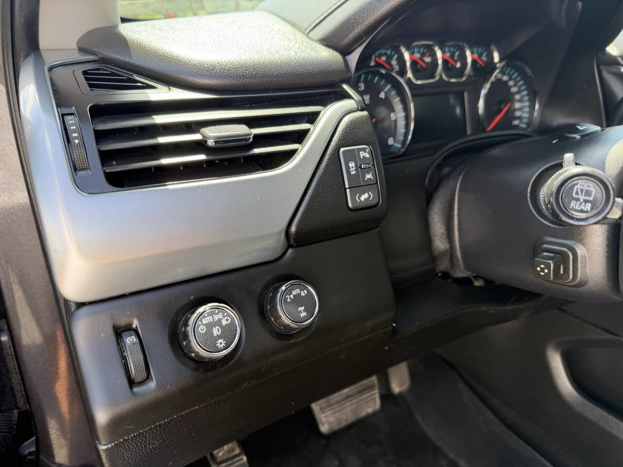 Used 2017 Chevrolet Suburban Premier AWD/4WD image 16