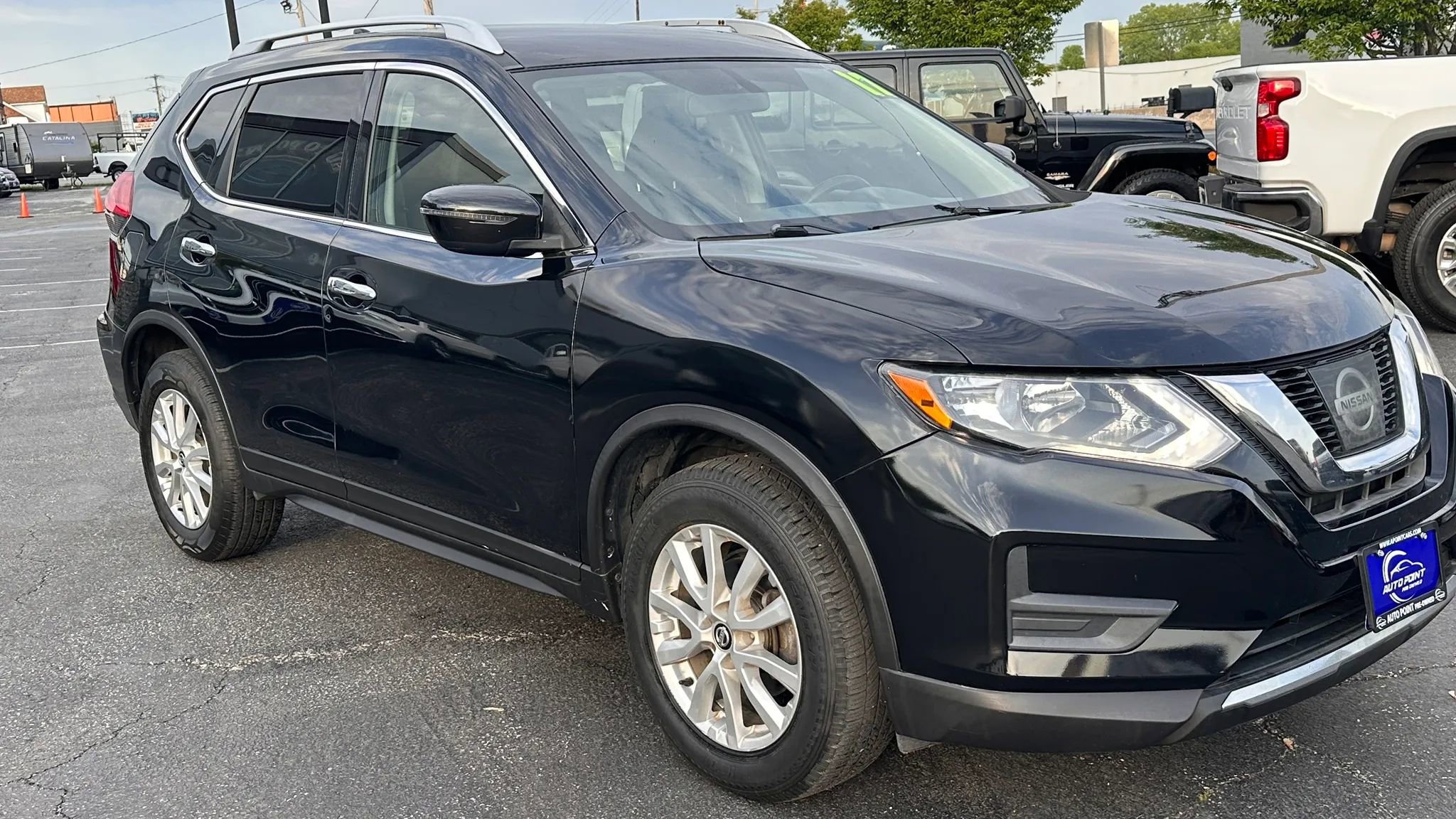 Used 2017 Nissan Rogue SV AWD/4WD image 3