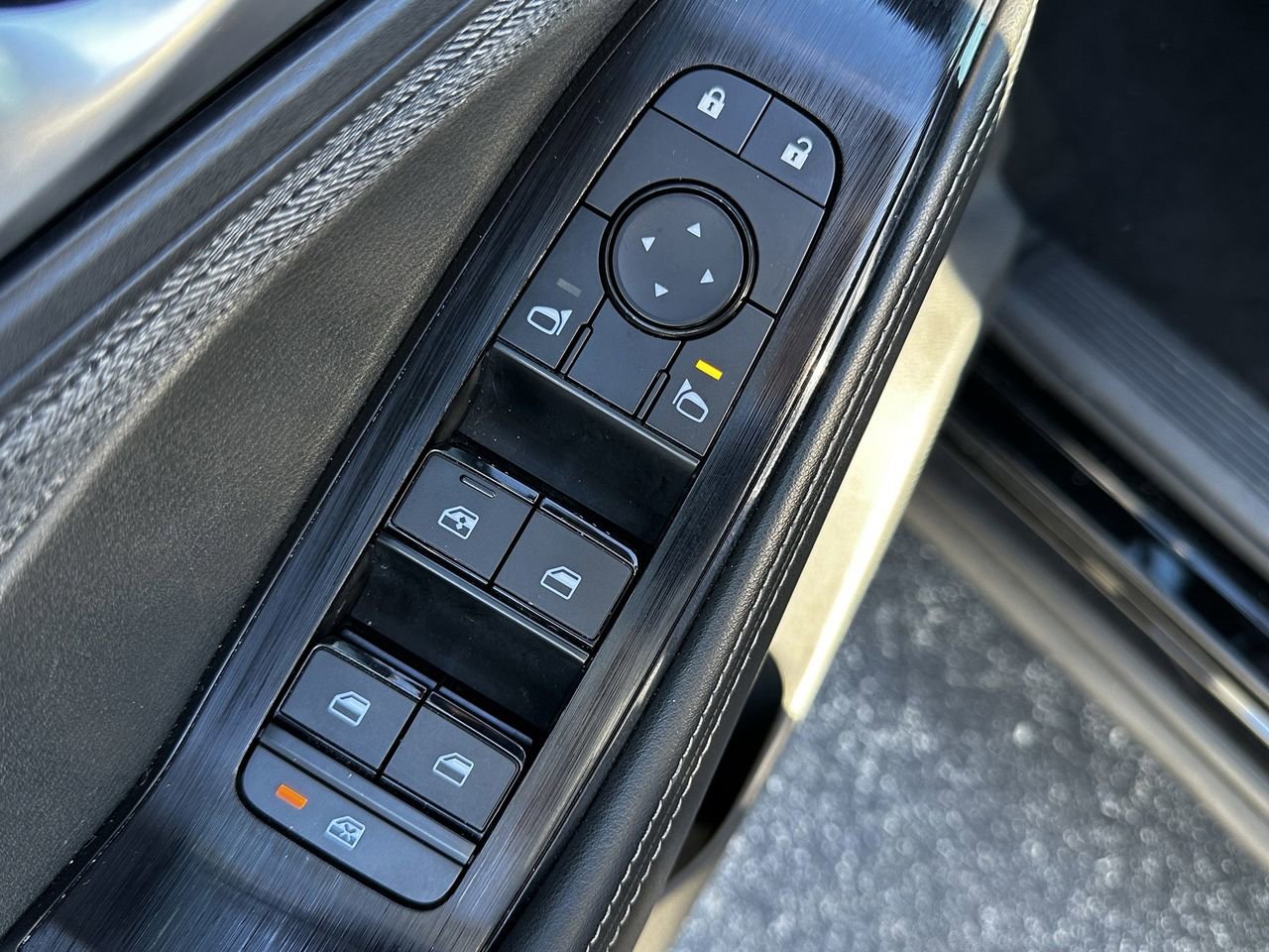 Used 2023 Nissan Rogue SV image 18