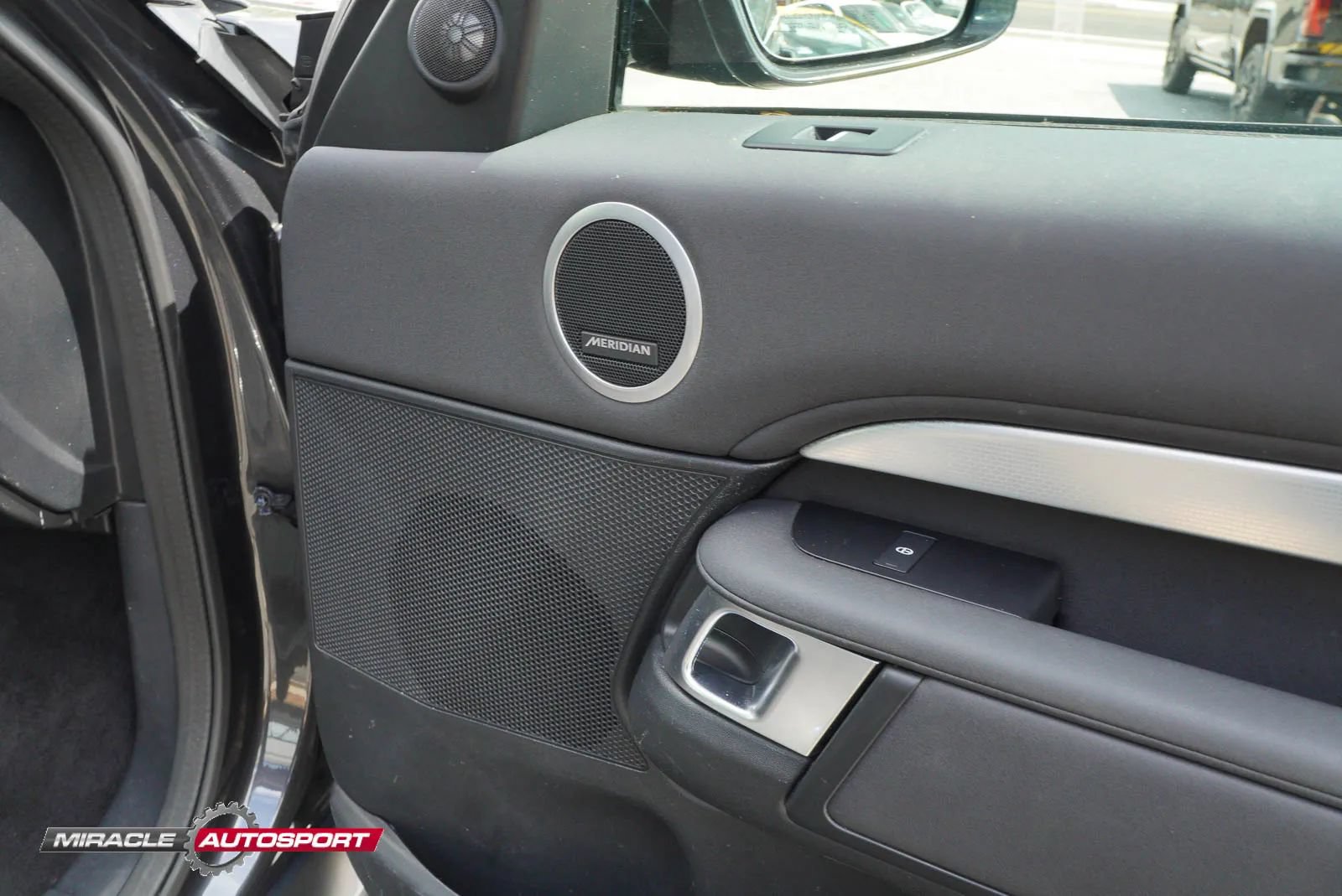 Used 2020 Land Rover Discovery Landmark AWD/4WD image 31
