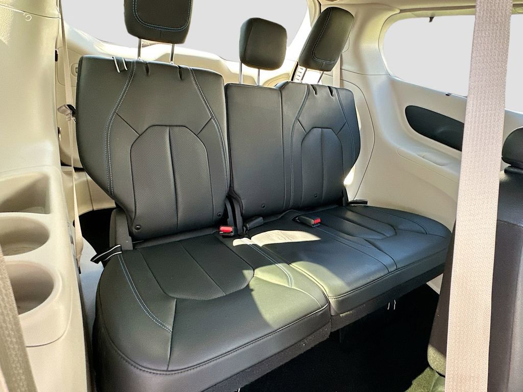 Used 2021 Chrysler Pacifica Touring-L image 27