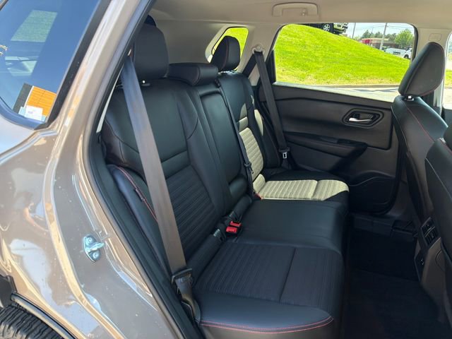 Used 2025 Nissan Rogue SV image 31