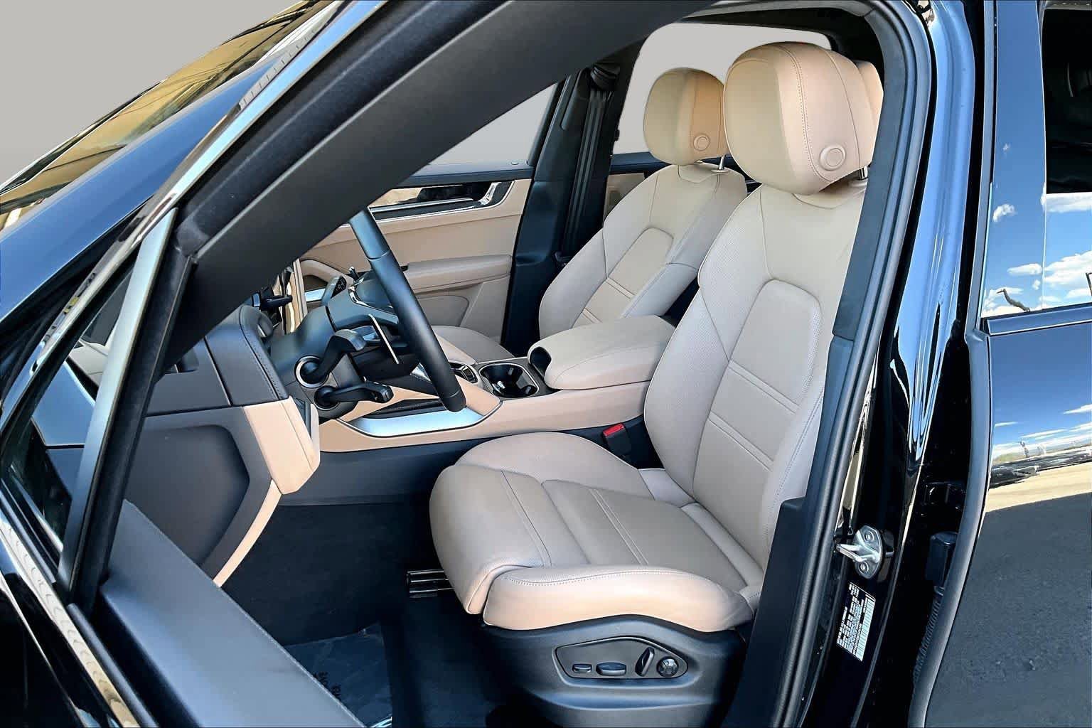 Used 2025 Porsche Cayenne GTS AWD/4WD image 8