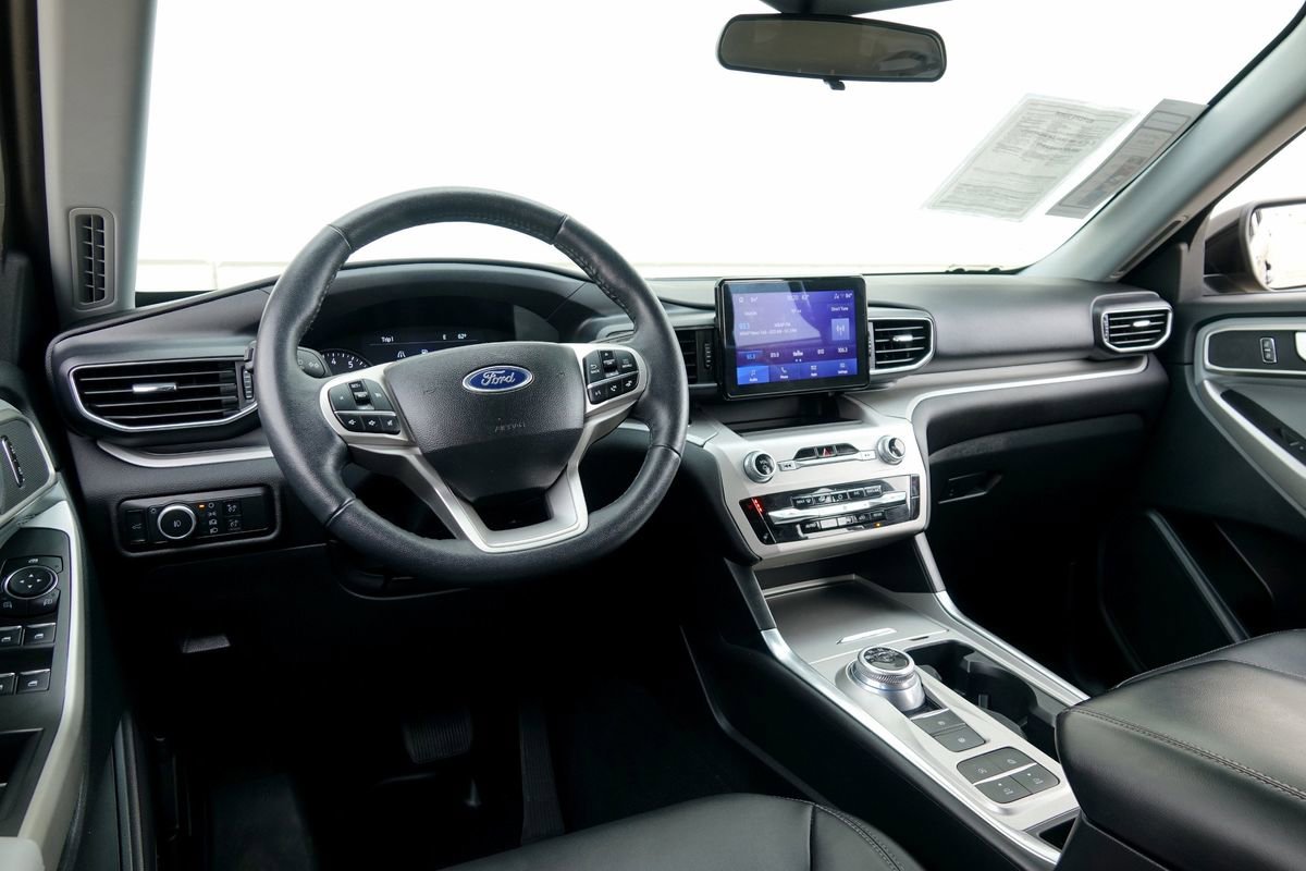 Used 2023 Ford Explorer XLT w/ Equipment Group 202A image 5