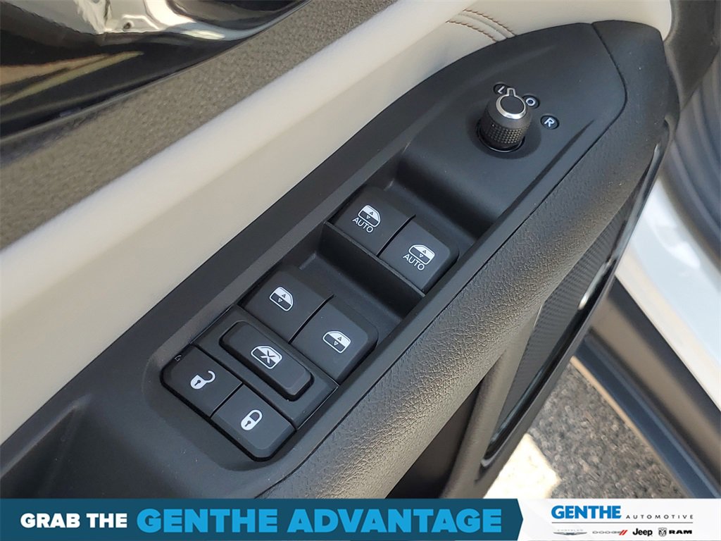 Used 2025 Jeep Compass Limited w/ Sun & Sound Group image 13