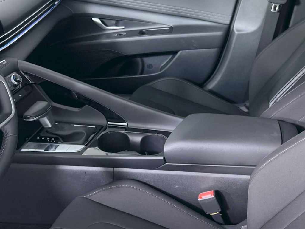 Used 2025 Hyundai Elantra SEL image 22