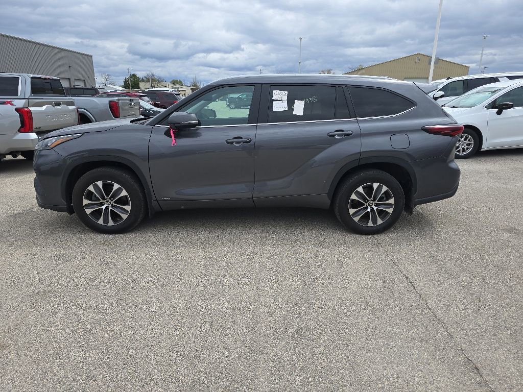 Used 2024 Toyota Highlander XLE AWD/4WD image 3