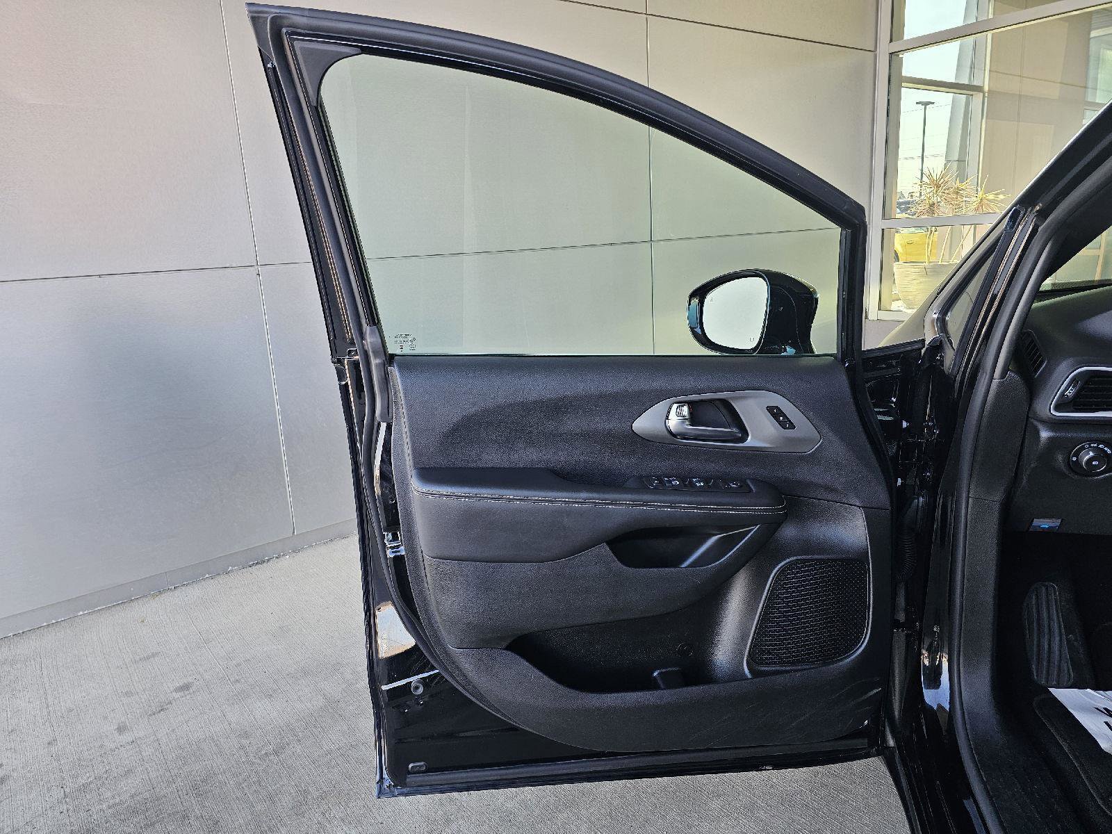 Used 2025 Chrysler Pacifica Select FWD image 16