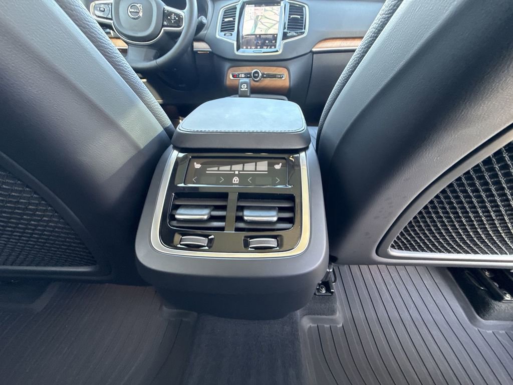 Used 2024 Volvo XC90 B6 Plus image 18