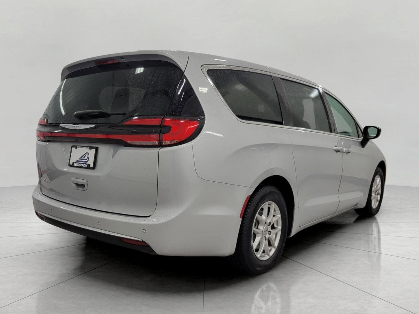 Used 2024 Chrysler Pacifica Touring-L image 19