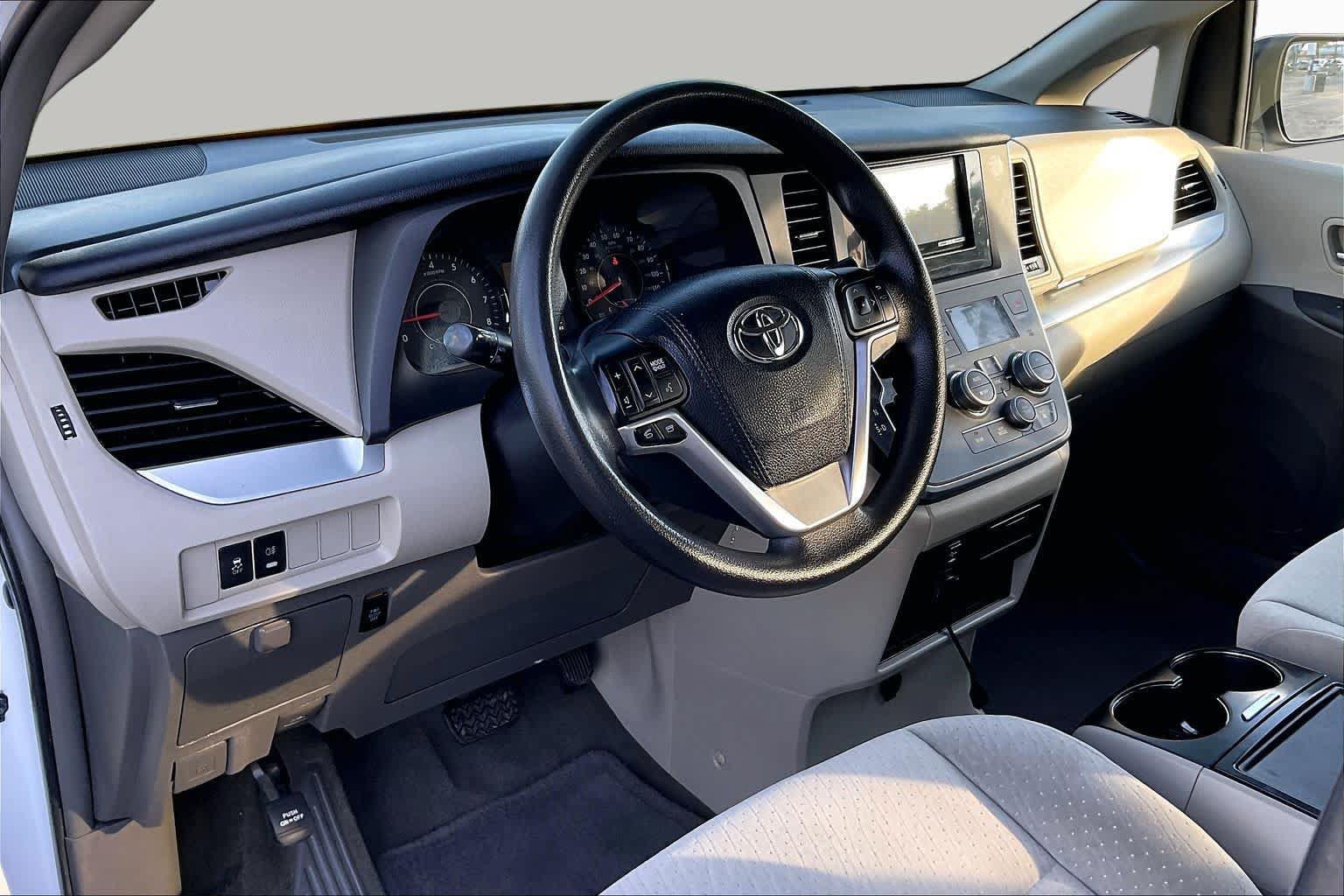 Used 2015 Toyota Sienna LE FWD image 17