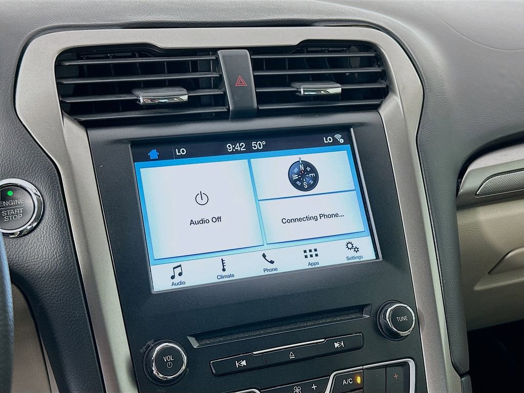 Used 2017 Ford Fusion SE w/ Fusion SE Technology Package image 14