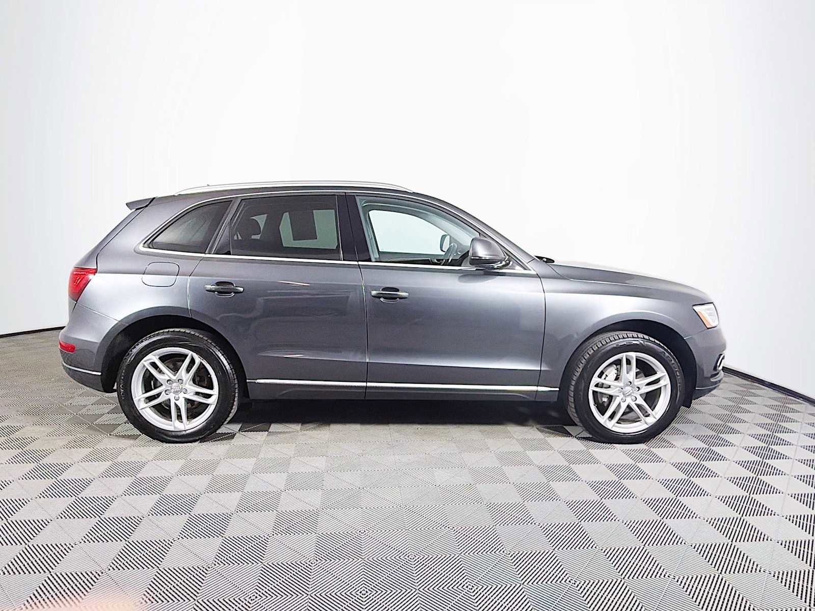 Used 2016 Audi Q5 2.0T Premium Plus w/ Technology Package AWD/4WD image 4