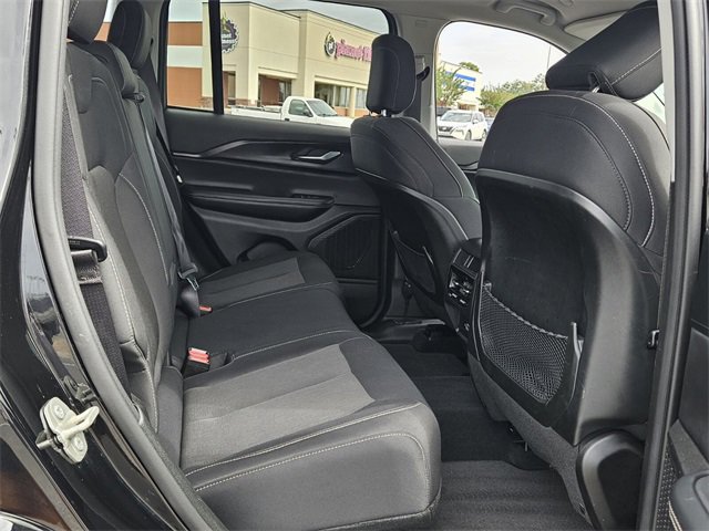 Used 2023 Jeep Grand Cherokee Laredo image 15