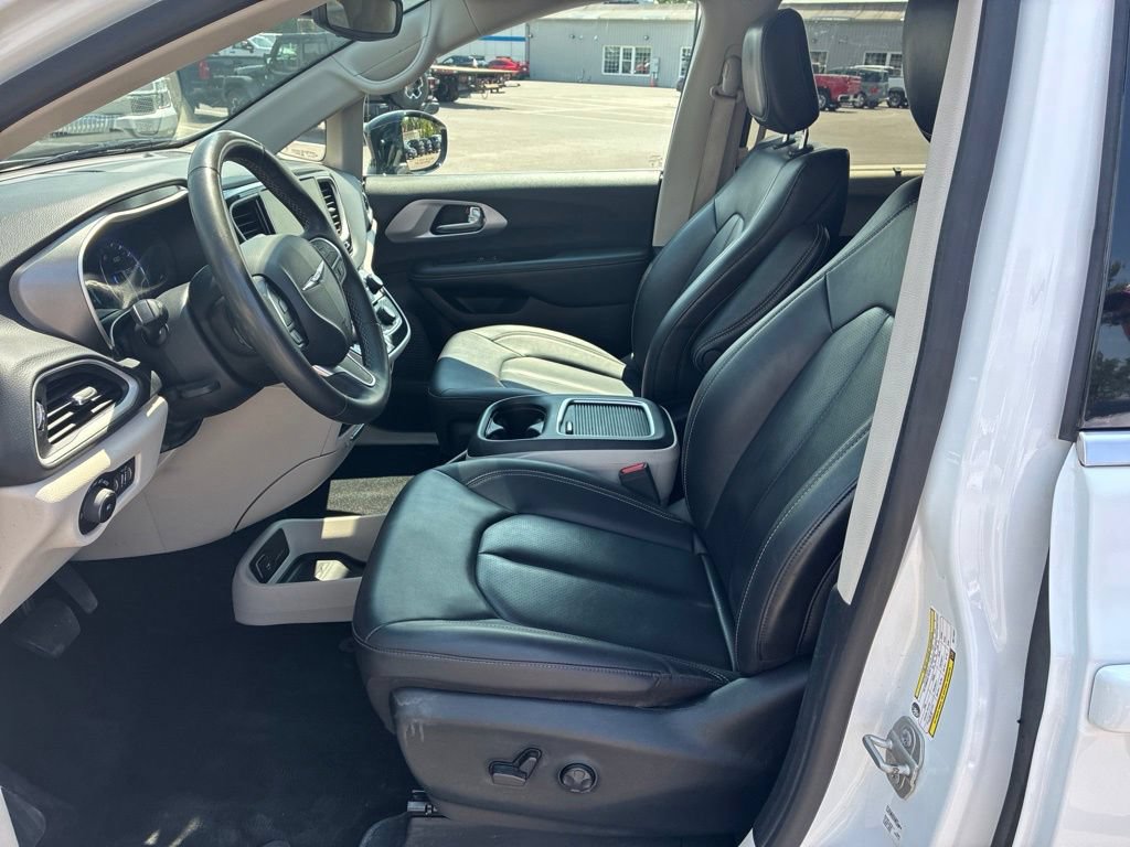 Used 2024 Chrysler Pacifica Touring-L FWD image 22