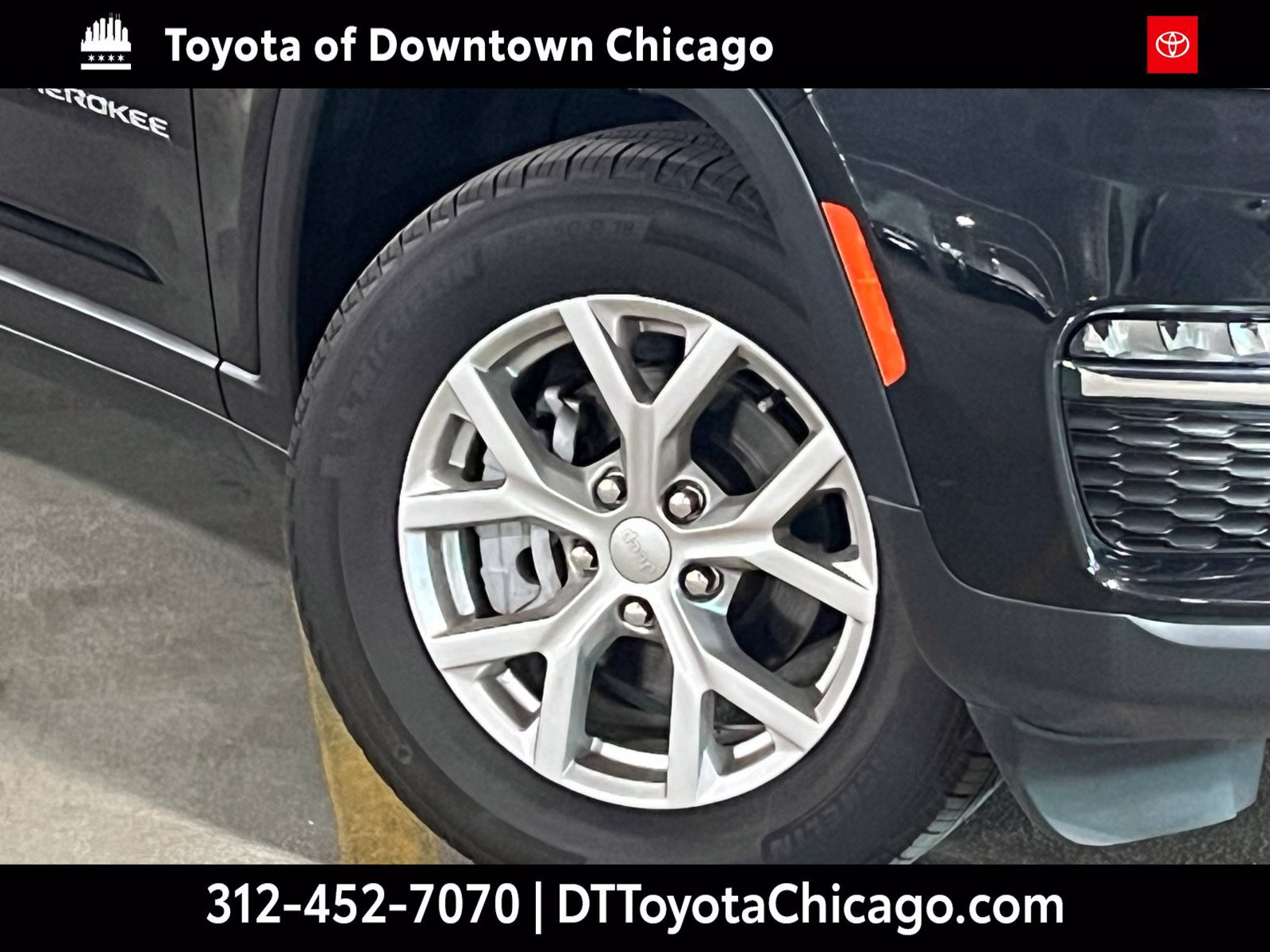Used 2023 Jeep Grand Cherokee Limited AWD/4WD image 2
