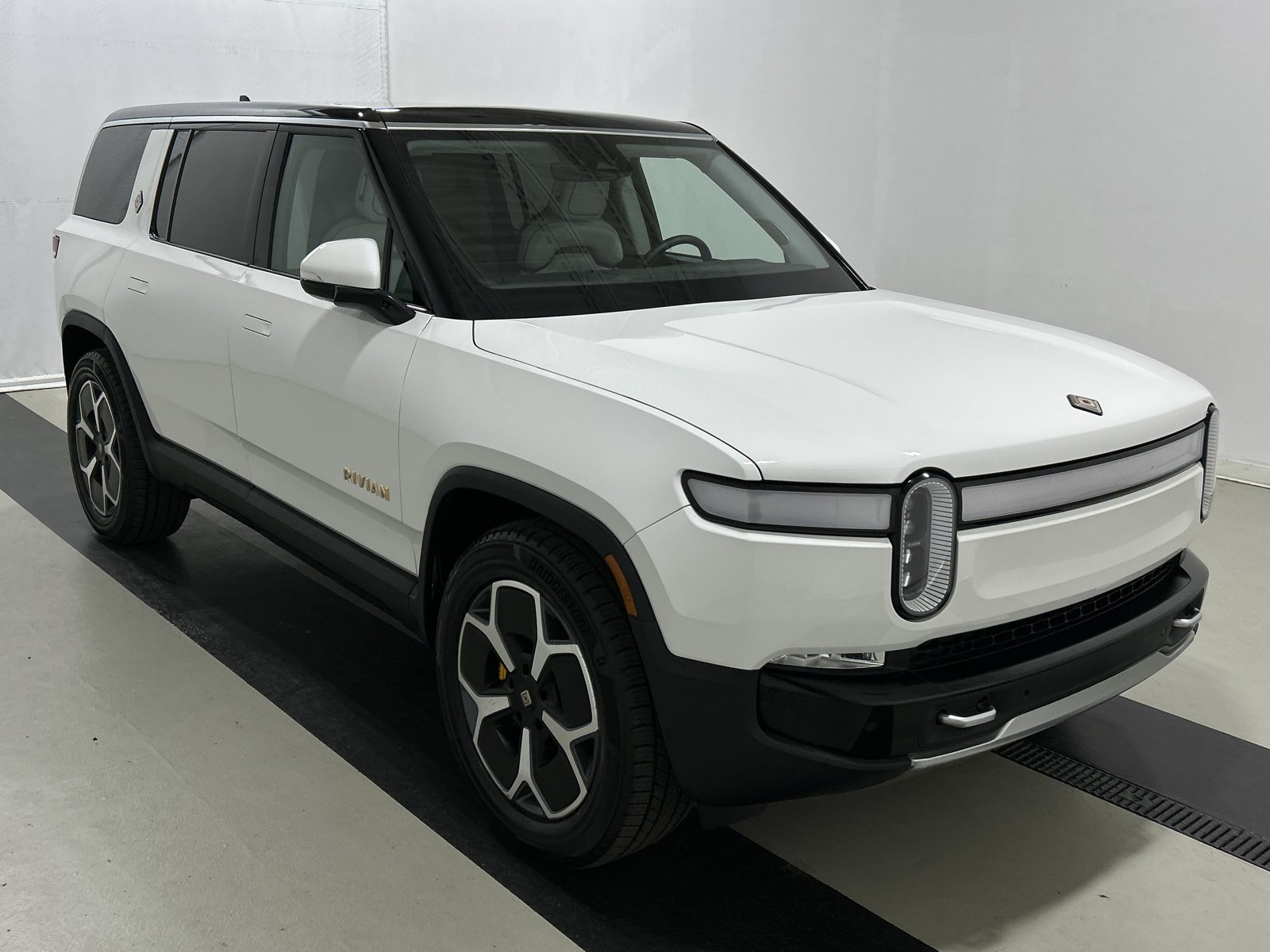 Used 2024 Rivian R1S Adventure AWD/4WD image 7