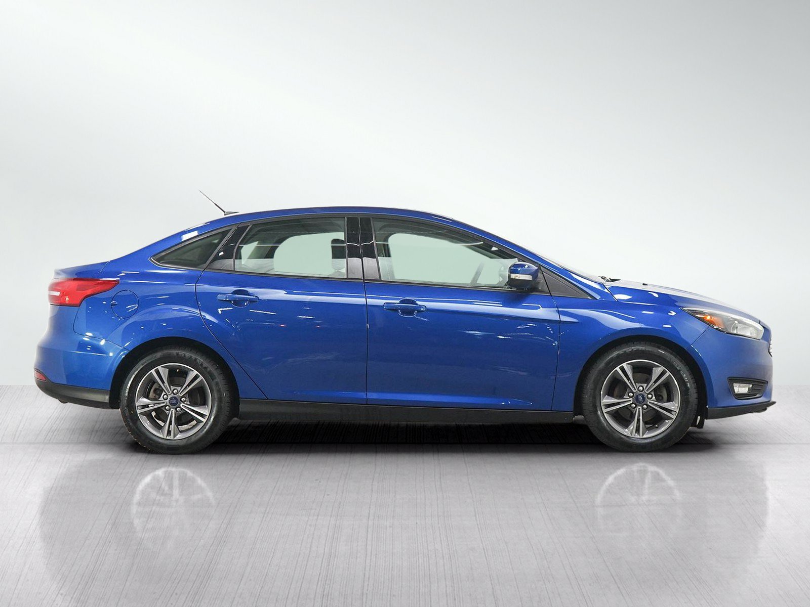 Used 2018 Ford Focus SE w/ SE Appearance Package FWD image 6