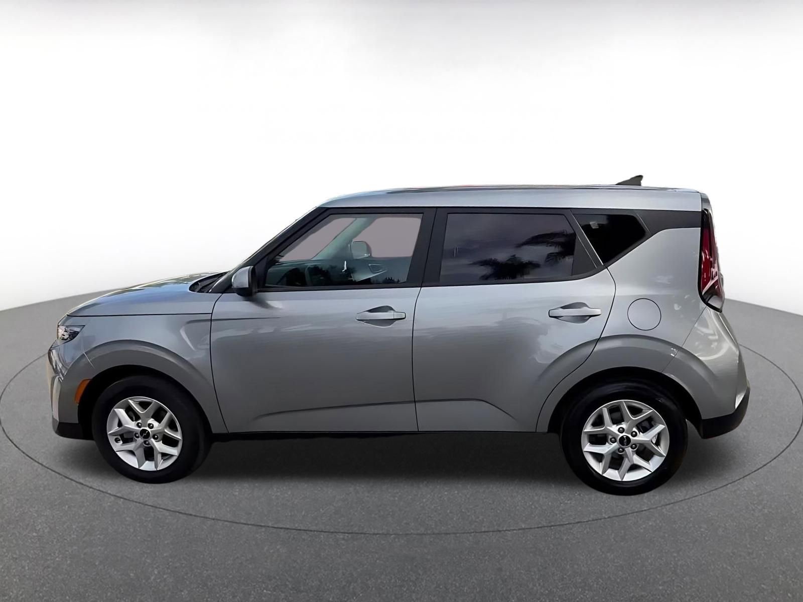 Used 2025 Kia Soul LX w/ LX Technology Package FWD image 9