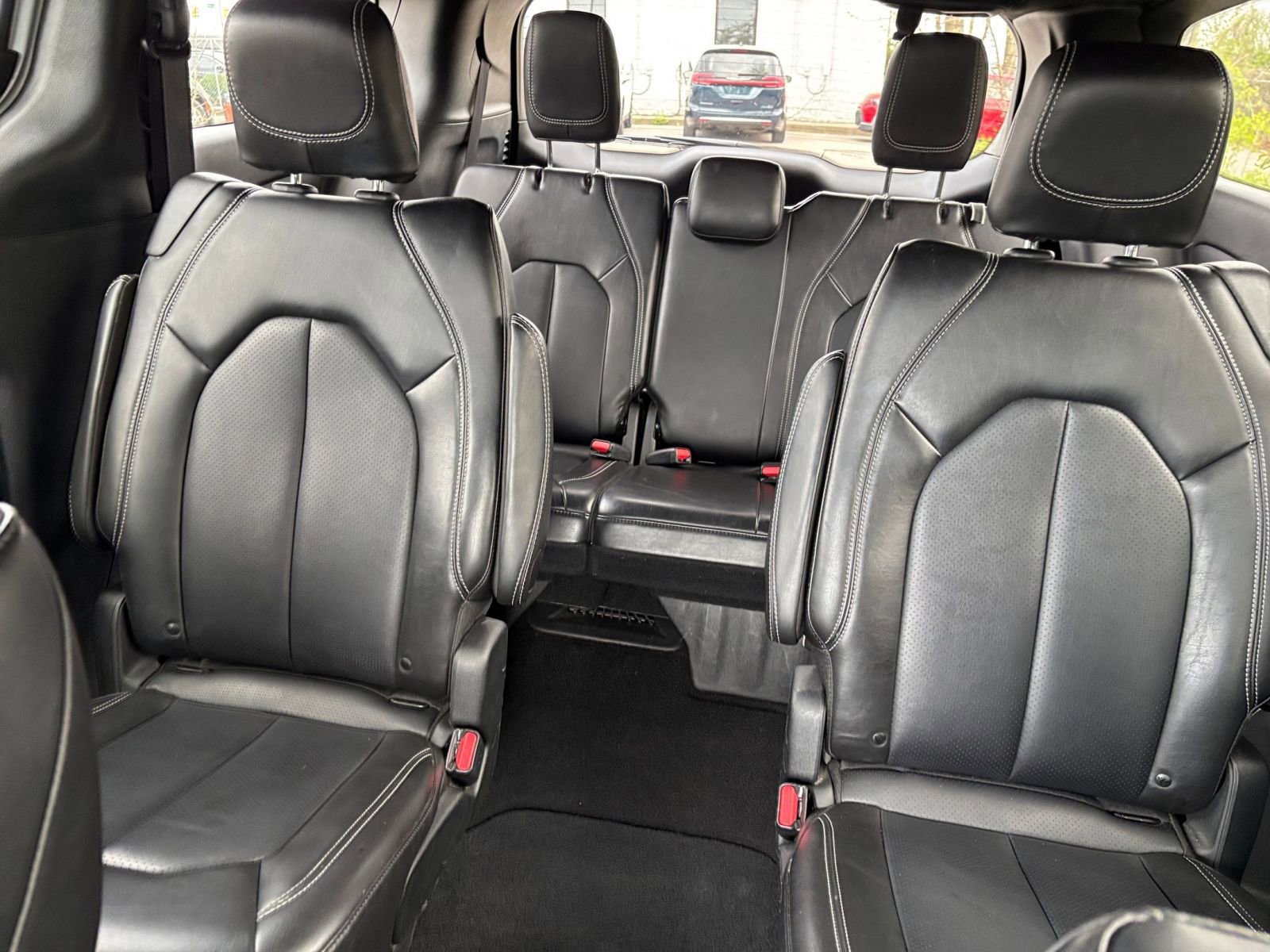 Used 2025 Chrysler Pacifica Select image 41