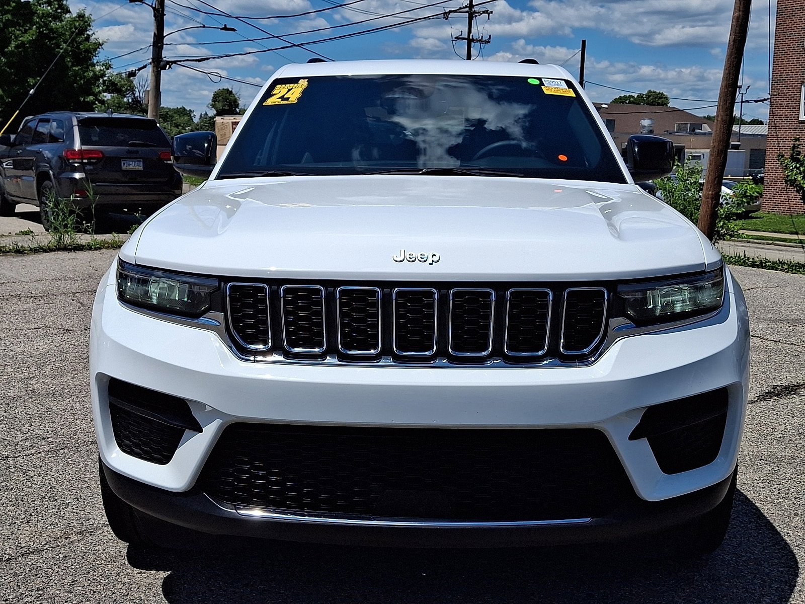 Used 2024 Jeep Grand Cherokee Laredo AWD/4WD image 2