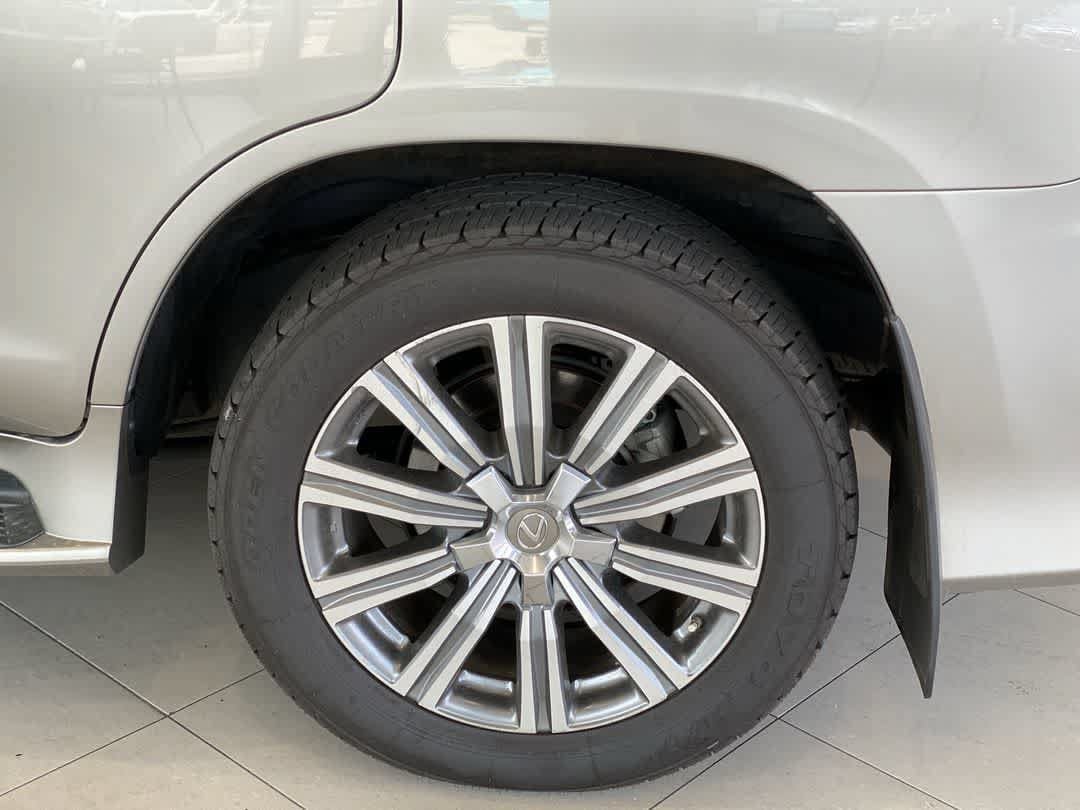 Used 2017 Lexus LX 570 4WD w/ Luxury Package image 12