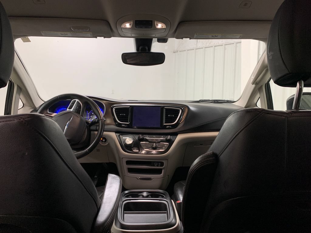 Used 2018 Chrysler Pacifica Touring-L w/ Tire & Wheel Group FWD image 14