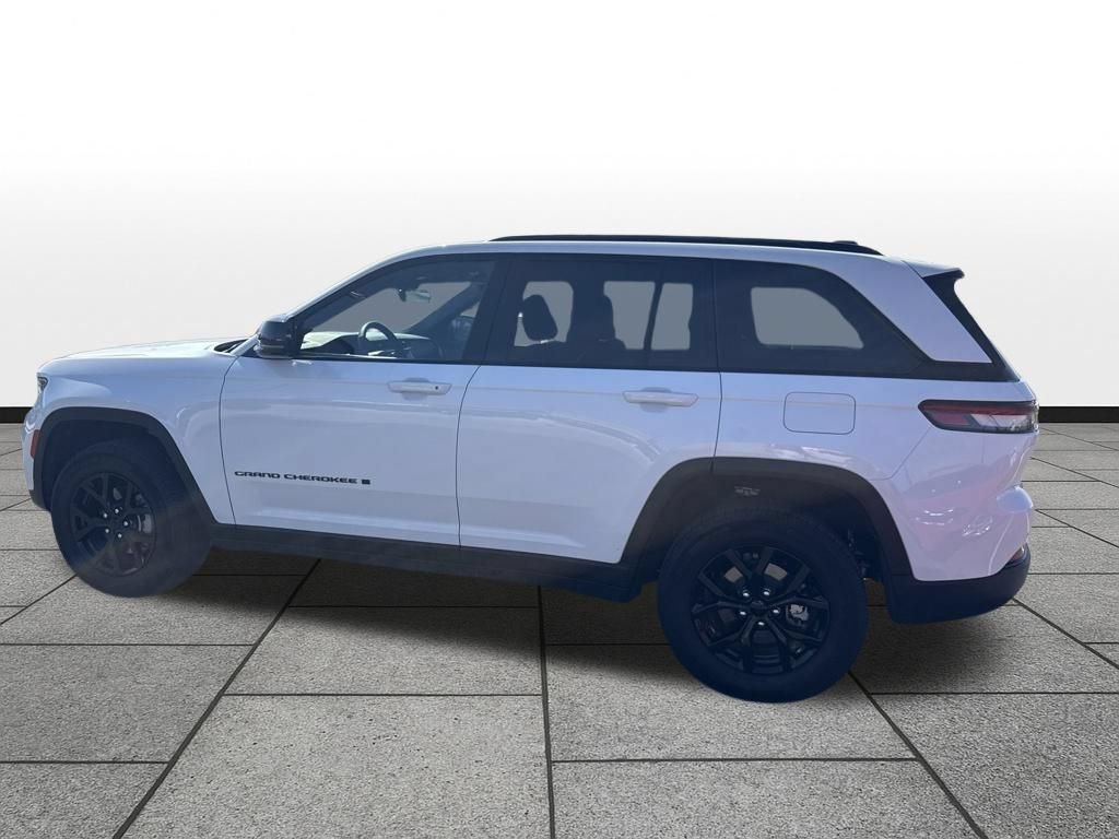 Used 2025 Jeep Grand Cherokee Altitude AWD/4WD image 8
