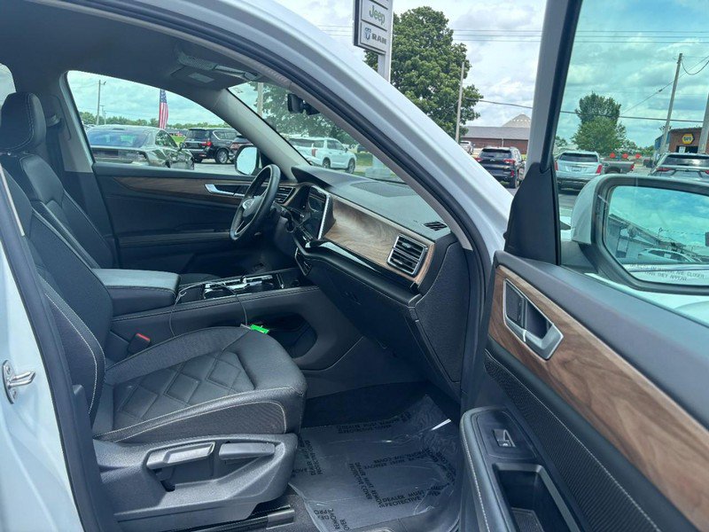 Used 2025 Volkswagen Atlas SE AWD/4WD image 11