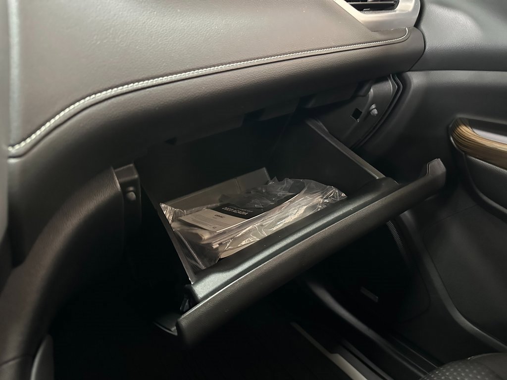 Used 2023 GMC Acadia SLE w/ Driver Convenience Package image 32