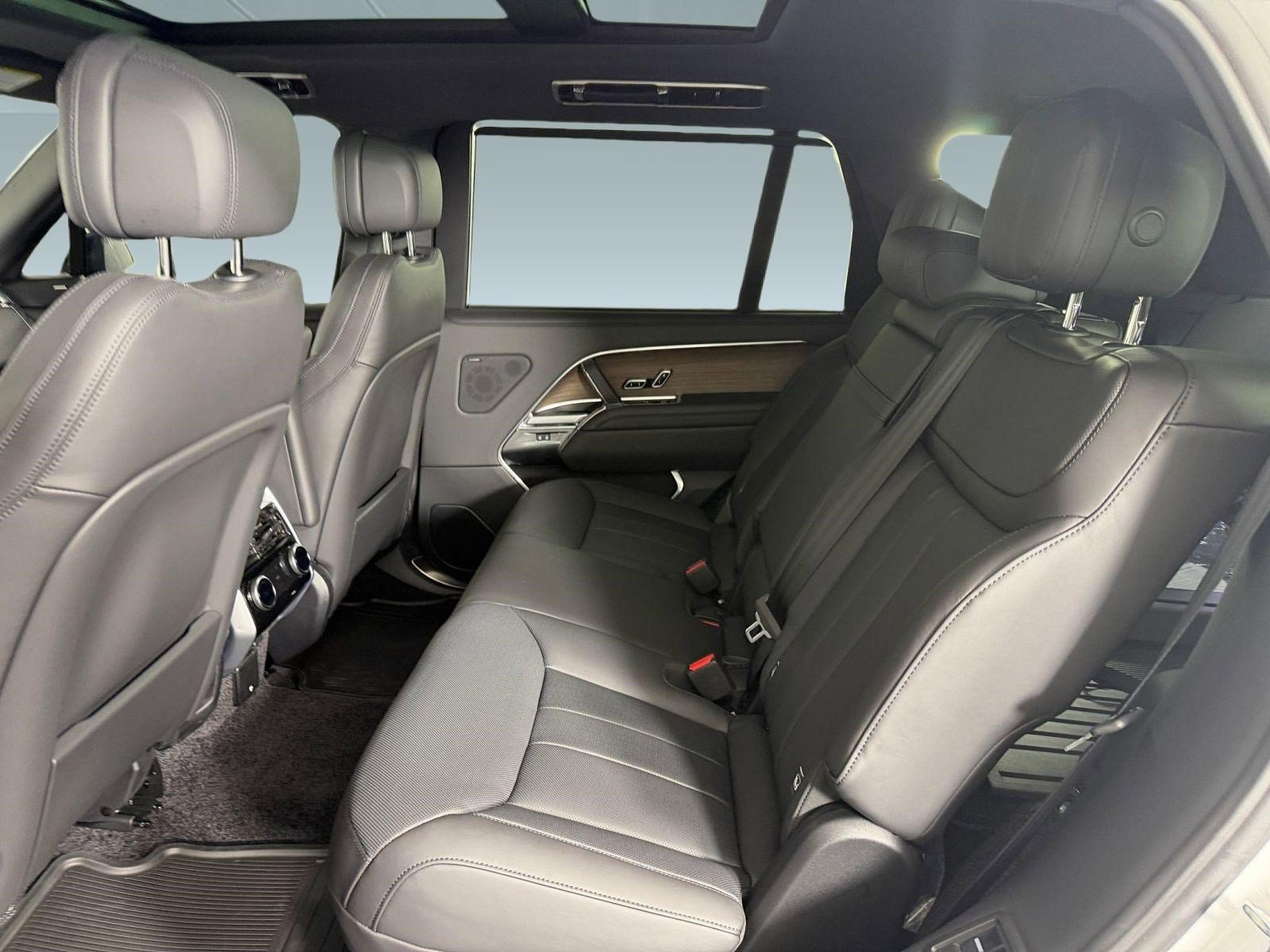 New 2026 Land Rover Range Rover Long Wheelbase SE AWD/4WD image 13