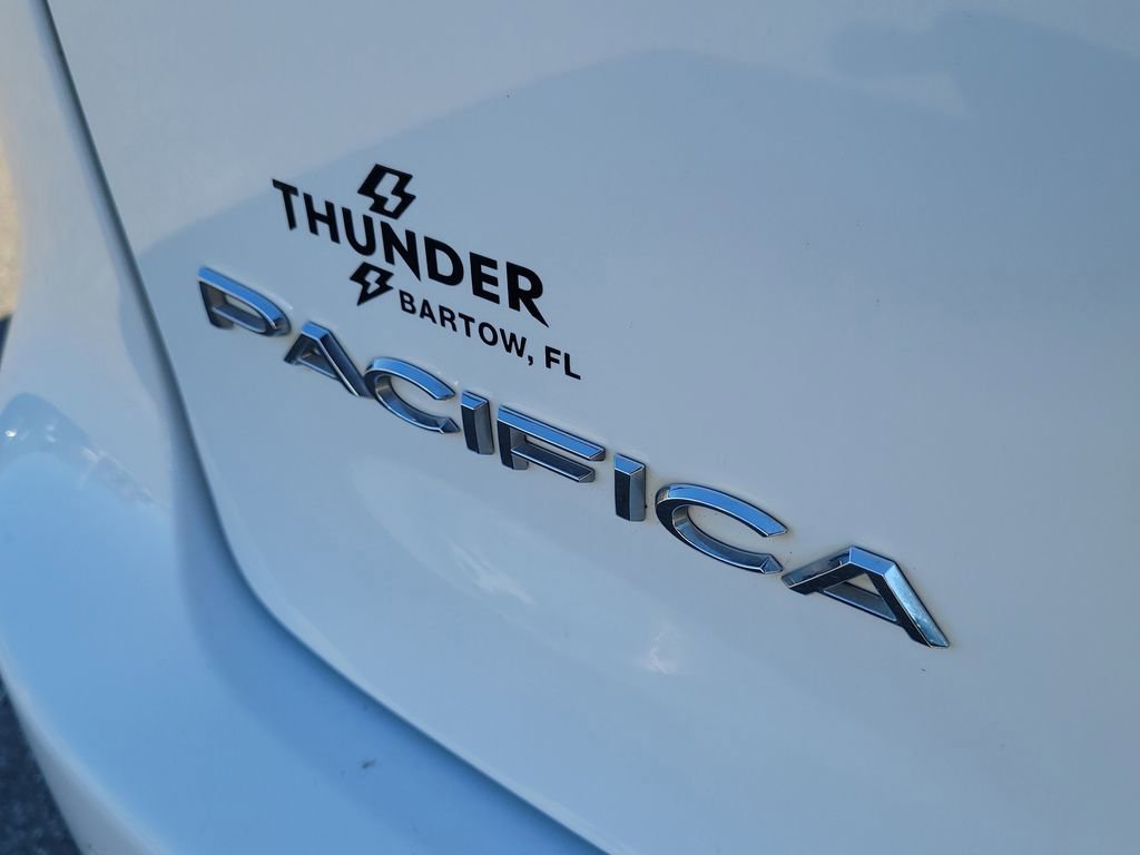 Used 2024 Chrysler Pacifica Touring-L image 6