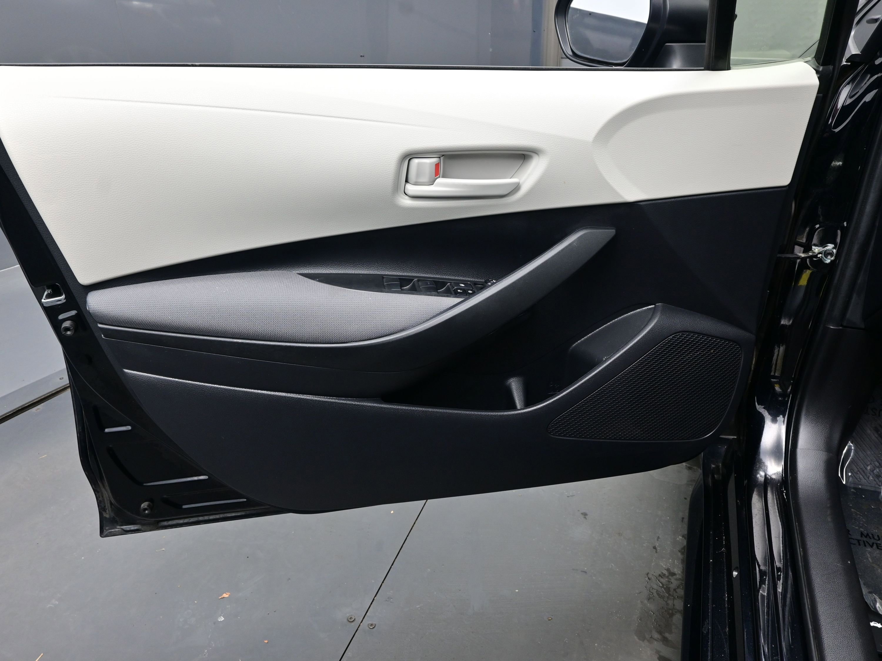 Used 2024 Toyota Corolla LE image 9