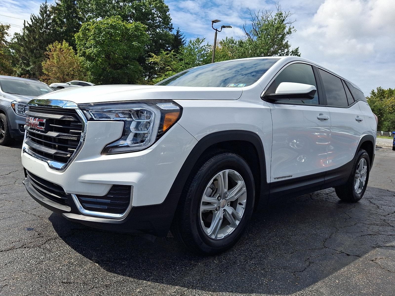 Used 2024 GMC Terrain SLE FWD image 3