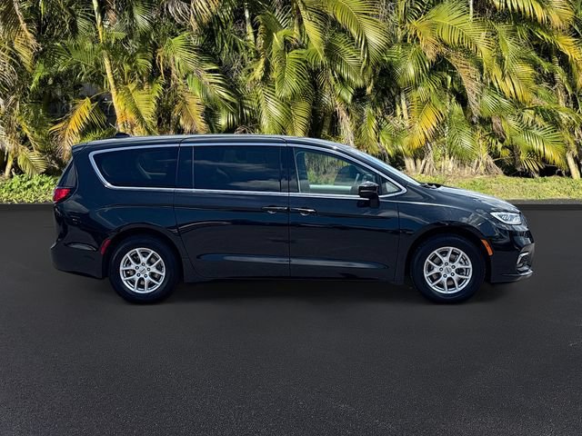 Used 2023 Chrysler Pacifica Touring-L FWD image 4