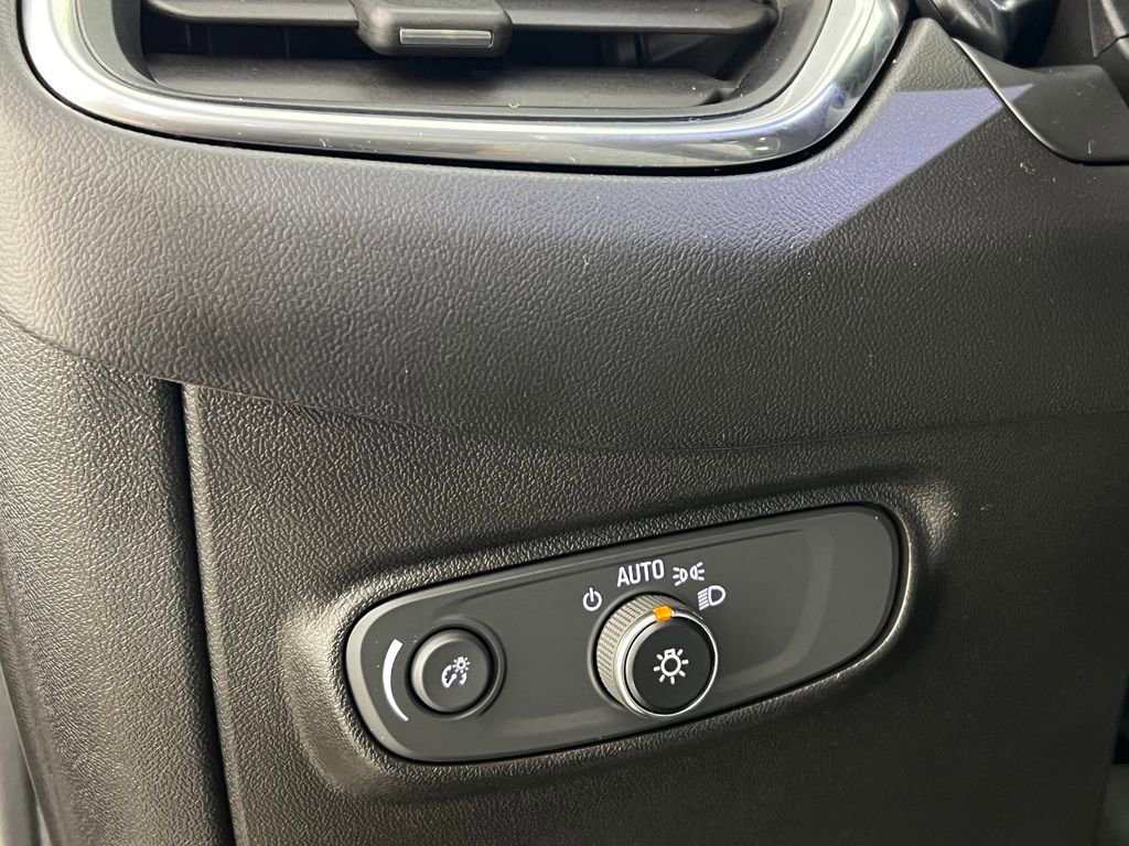 Used 2022 Chevrolet Equinox LT w/ Driver Convenience Package image 17