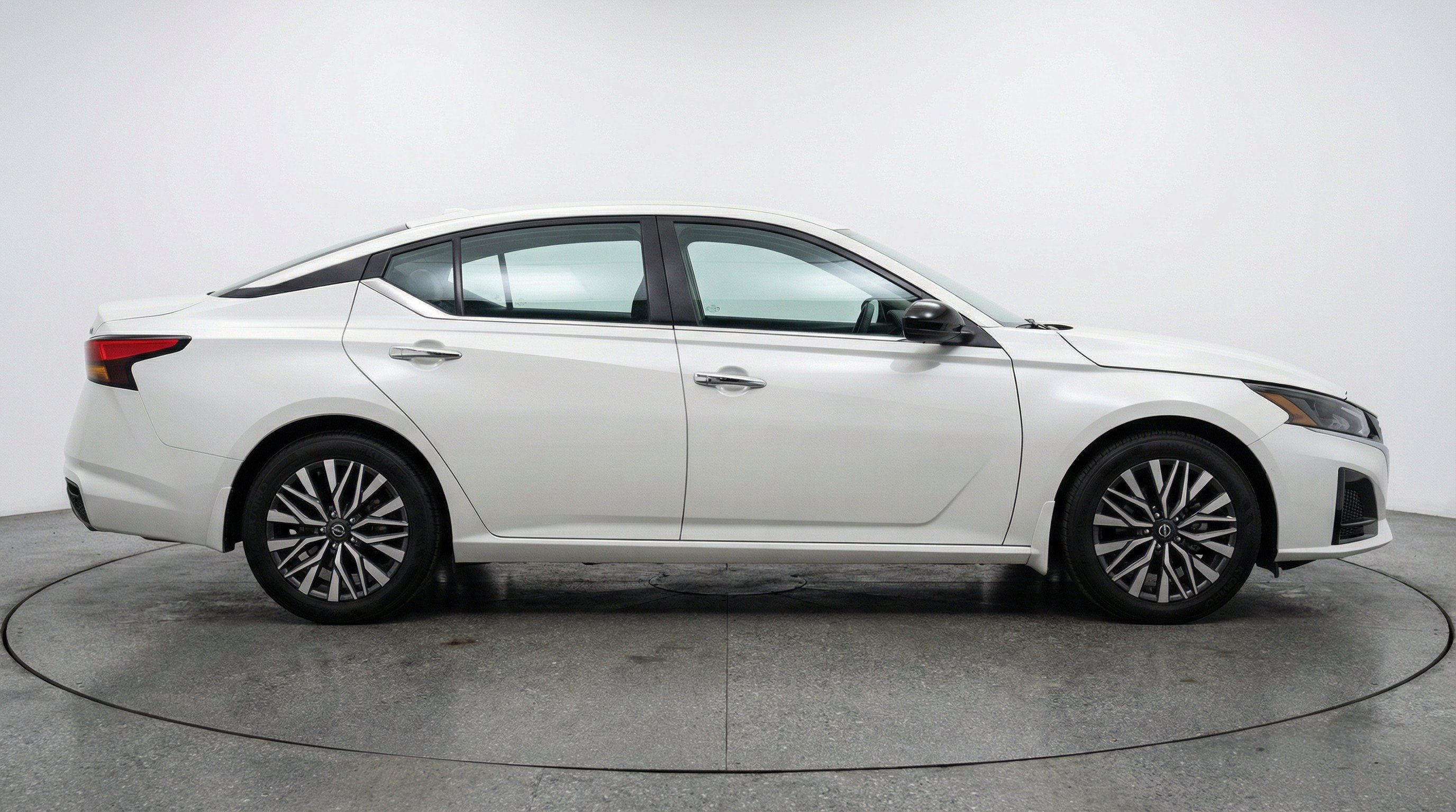 Used 2025 Nissan Altima 2.5 SV FWD image 11
