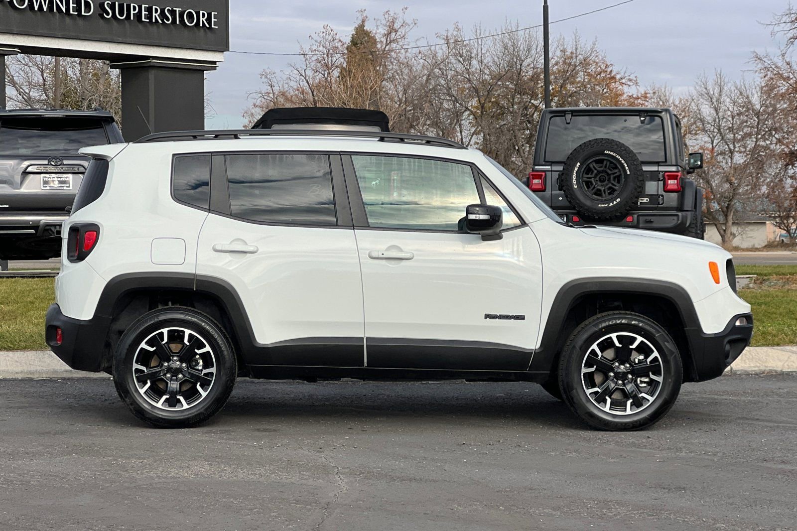 Used 2023 Jeep Renegade Latitude image 3