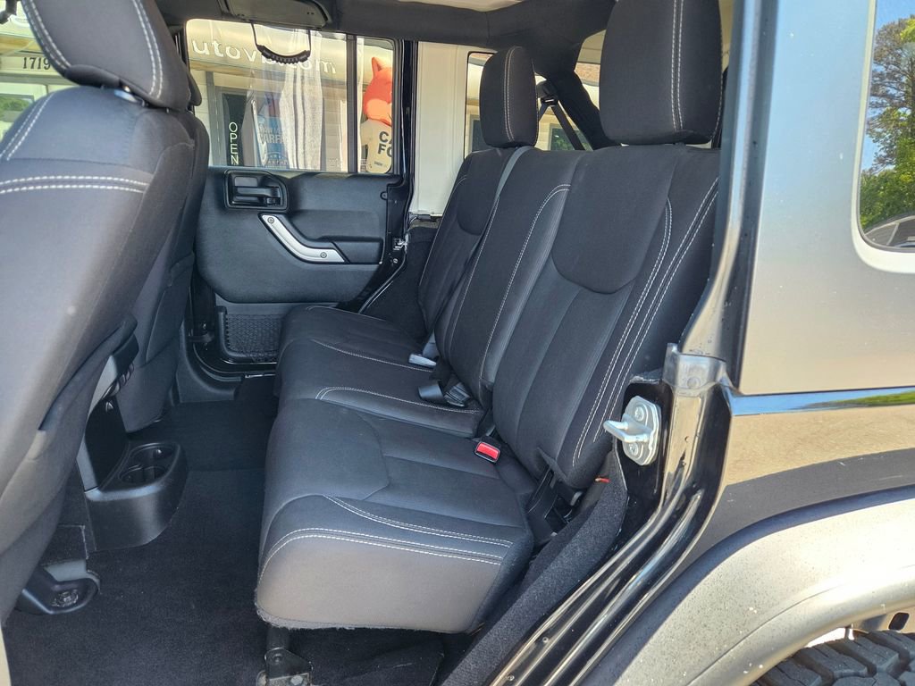 Used 2017 Jeep Wrangler Unlimited Rubicon w/ Connectivity Group AWD/4WD image 18