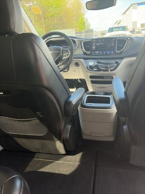 Used 2024 Chrysler Pacifica Touring-L image 25