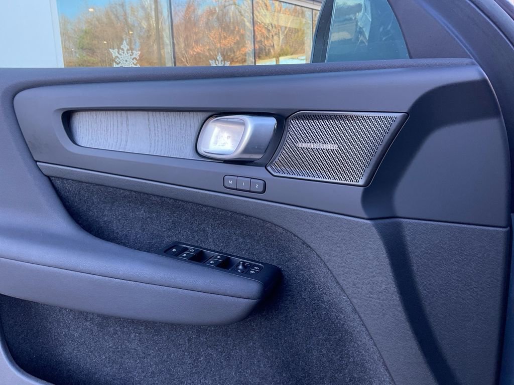 Certified 2023 Volvo XC40 B5 Ultimate w/ Protection Package Premier image 18