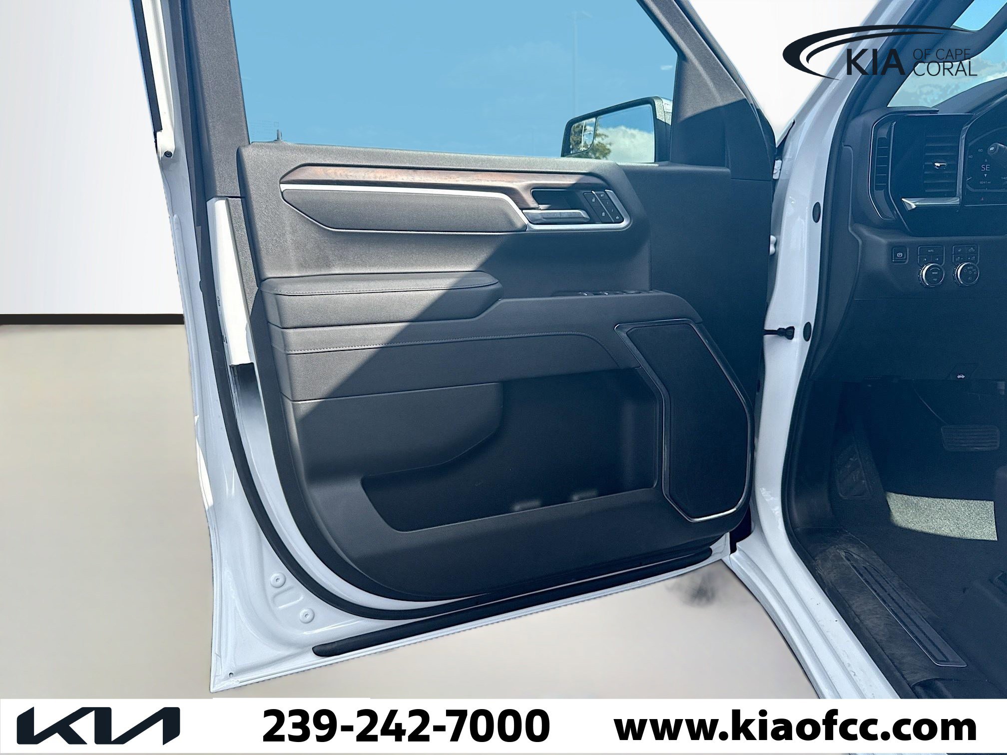 Used 2026 GMC Sierra 1500 SLT AWD/4WD image 19