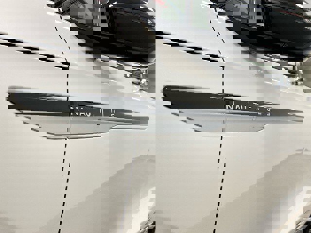 Used 2025 Lincoln Nautilus Reserve image 9