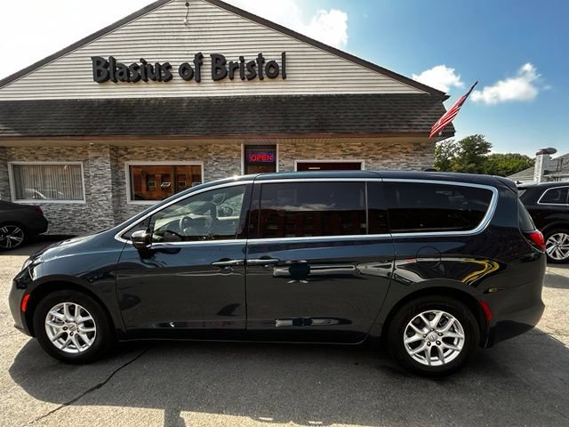 Used 2025 Chrysler Pacifica Select FWD image 3