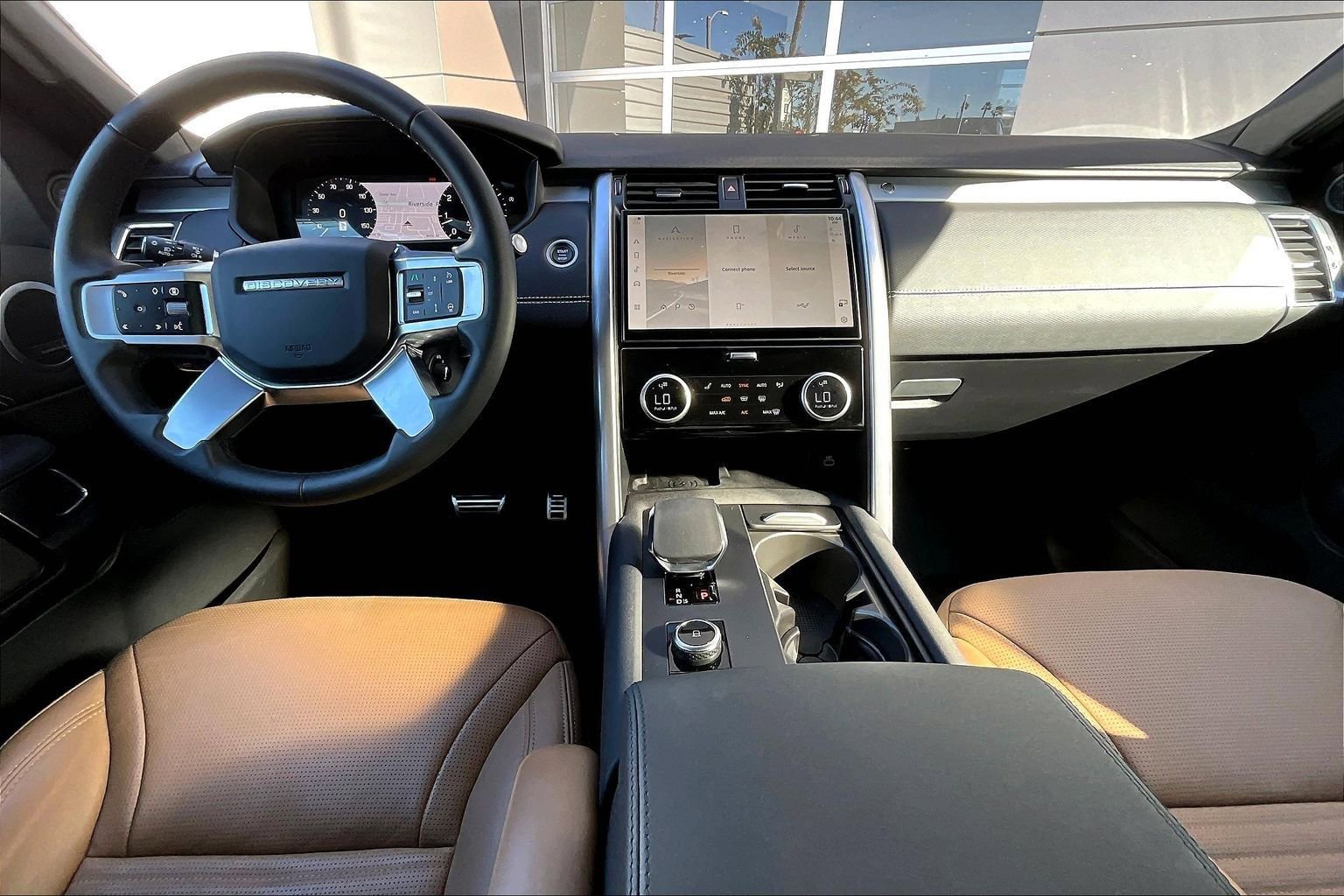 Used 2025 Land Rover Discovery Dynamic SE image 13