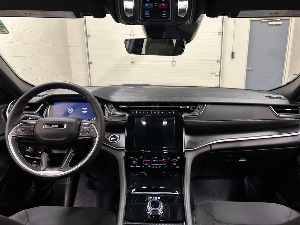 Used 2025 Jeep Grand Cherokee Laredo X w/ Luxury Tech Group I AWD/4WD image 18