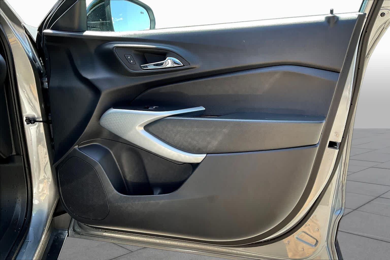 Used 2025 Chevrolet Trax RS w/ Driver Confidence Package FWD image 21