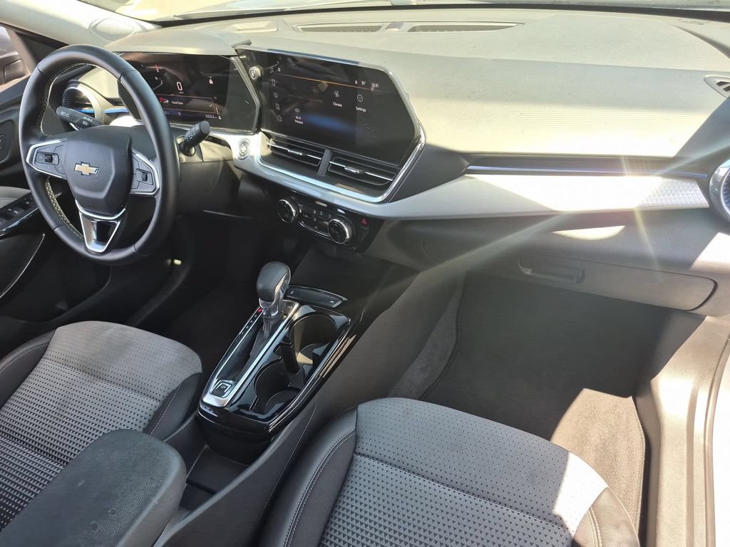 Used 2025 Chevrolet Trax LT w/ LT Convenience Package FWD image 32