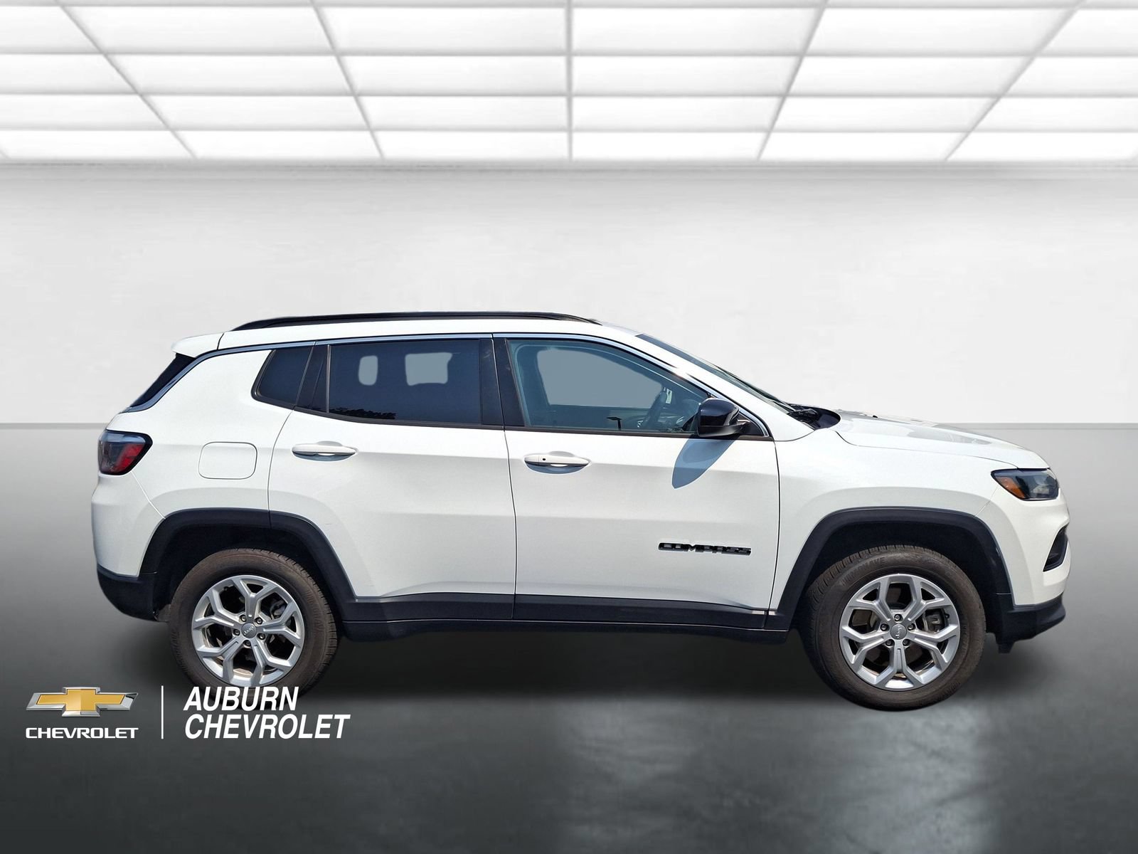 Used 2024 Jeep Compass Latitude AWD/4WD image 2