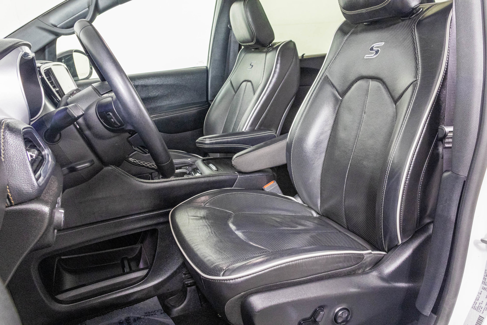 Used 2025 Chrysler Pacifica Limited FWD image 25